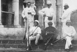 Arthur Rimbaud, primo in piedi a sinistra, ad Aden nel 1880