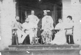 da sinistra a destra G. Révoil, H. Lucereau, M. Riès, G. Bidault de Glatigné, J. Suel, Rimbaud, E. Bidault de Glatigné_Hotel de l'Universe_Suez_novembre 1879-Foto Libraires associés_ADOC