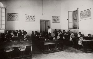 Mogadiscio Bambini somali e italiani nell'aula di una scuola