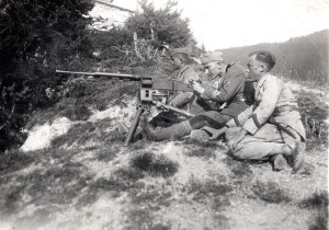 Giovanni Dieghi, presumibilmente nel 1938 circa ed in uniforme modello 1934, alla prese con una mitragliatrice Fiat Revelli 14/35. (Gentile concessione L. Greco)