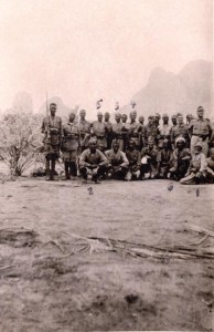 Il capitano Dieghi ritratto, tra i suoi Ascari, il 4 luglio 1940 a Kassala (Sudan). (Gentile concessione L. Greco)