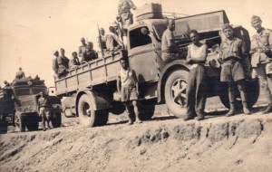 I combattenti italiani, tra loro il capitano Dieghi, si spingono in pattuglia oltre i terriroti conquistati il 24 luglio 1940. (Gentile concessione L. Greco)