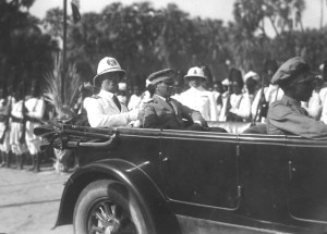 05-massaua-eritrea-il-principe-in-automobile-con-il-governatore-gasperini