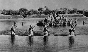 Truppe britanniche entrano in Eritrea. formazione di soldati delle Indie-atbara-river