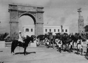 1928_Mogadiscio_Parata_Militare_Arco_Umberto