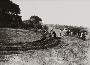 Villaggio Duca degli Abruzzi. aratura meccanica