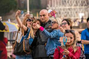 Sono-Tornato-selfie-con-Mussolini