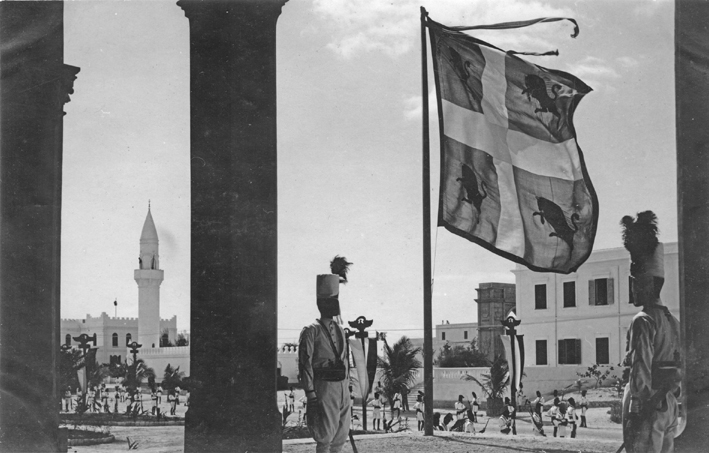 Mogadiscio_Il gonfalone della Città di Torino davanti alla Cattedrale