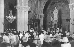Mogadiscio_Interno della Cattedrale con la statua della Madonnna della Consolata il giorno dell'inaugurazione