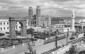 Mogadiscio_Panorama del centro storico con la Cattedrale, la Moschea e l'arco di Umberto