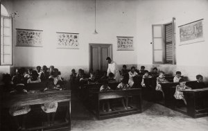 Mogadiscio Bambini somali e italiani nell'aula di una scuola