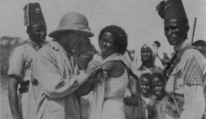 Missione sanitaria in Somalia. Il Maggiore medico Fadda vaccina una donna somala