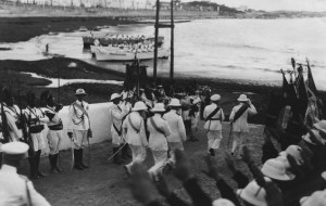 Il Duca degli Abruzzi ed il Governatore s’imbarcano sulla lancia che li porterà a bordo della R.N. San Giorgio per incontrare S.A.R. il Principe di Piemonte