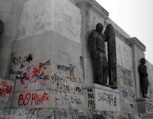 monumento-ai-caduti-dafrica-imbrattato