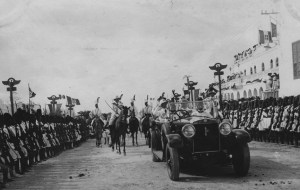 S.A.R. il Principe di Piemonte accompagnato da S.E. il Governatore e scortato dai comandanti delle truppe e dal Capo Zaptiè lascia la dogana per entrare a Palazzo