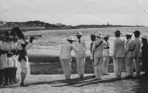 S.E. il Governatore presenta allo sbarco a S.A.R. il Principe di Piemonte le autorità della Colonia