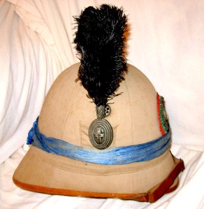 Casco coloniale da ufficiale dei Cacciatori d'Africa (notare il velo celeste) Collezione Carlo Morandi