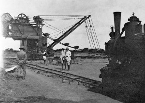 1922, Villaggio Duca degli Abruzzi, Somalia - Escavatore al lavoro nel canale dello scaricatore di superficie