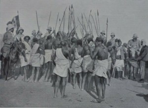 Fantasia dei guerrieri somali davanti al maggiore Di Giorgio