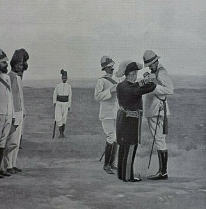 Il tenente Hercolani Gatti viene decorato dal commissario civile del Benadir Carletti per le azioni di guerra in Somalia (1908)