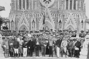 pechino-1900-te-deum-nella-chiesa-del-salvatore-o-pe-tang-cattedrale-immagine-dal-settimanale-francese-quotidiano-l-illustrazione-10-novembre-1900-kn5j36