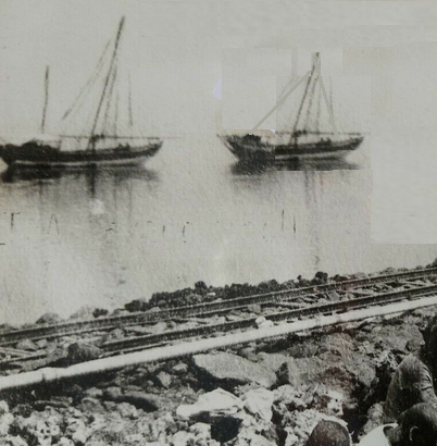 3 - Particolare del porto di Mersa Fatma con in primo piano i binari della ferrovia (Fotografia dell’epoca)